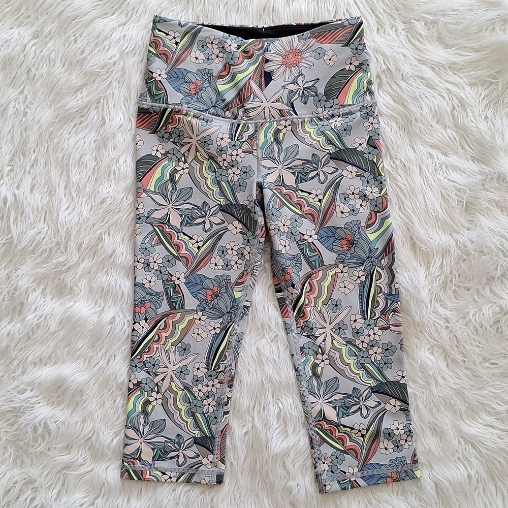Victoria’s Secret Sport Knockout Vibrant Floral Capri Leggings - Picture 2 of 13